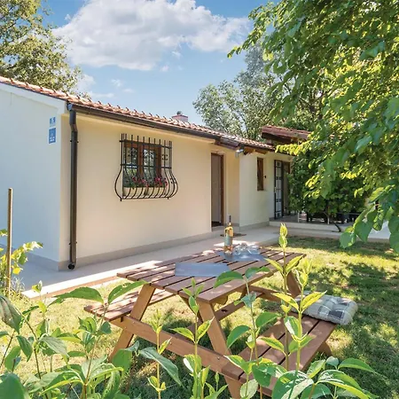 2 Bedroom Awesome In Ferienhaus Loborika
